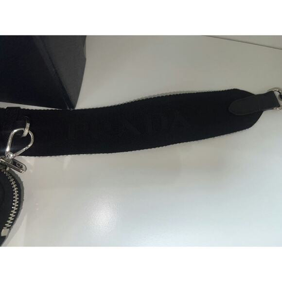 Prada Re-Edition 2005 Black Nylon Shoulder Bag with Chain Strap and Mini Pouch - Picture 2 of 8